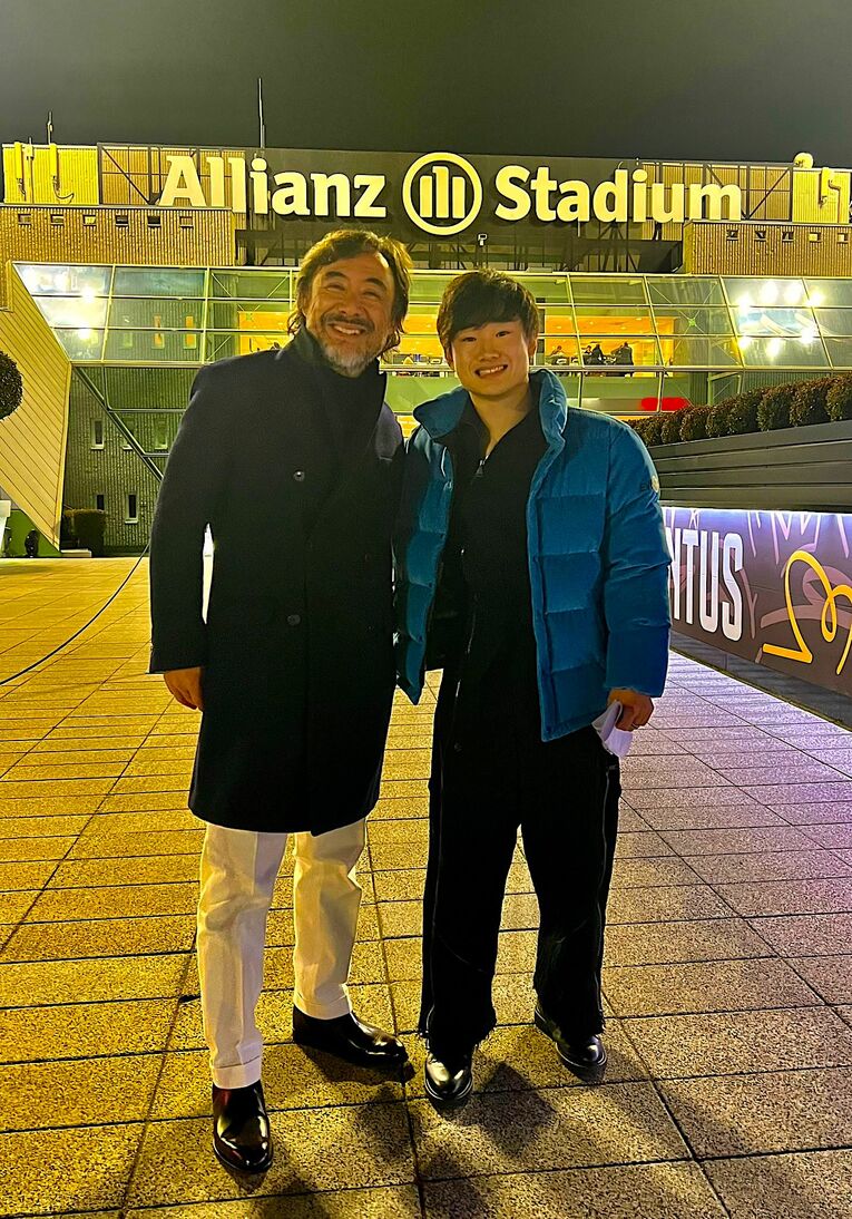 トリノのアリアンツ・スタジアムでユベントスのゲームを観戦した角田（右）と宮川氏（宮川氏提供）