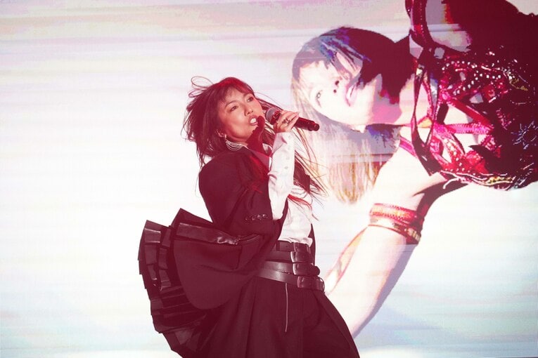 「太陽神Prism」を熱唱する島谷ひとみ　©Essei Hara