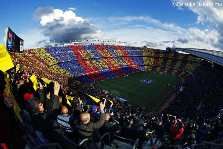 クラシコの魔性を生む10万人の力と、最高に綺麗なカンプノウの夕焼け。(8) ／ photograph by Daisuke Nakashima