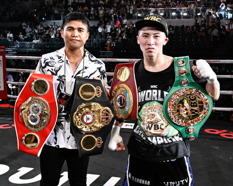 会場に駆けつけたマーロン・タパレス（左）と次戦の約束をした井上尚弥。いよいよ史上初の2階級4団体統一に向けた物語が本格的に動き出した　©︎Hiroaki Yamaguchi