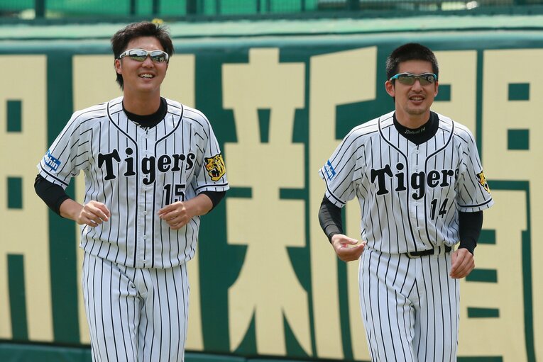 能見篤史（右）ら先輩たちに多くのことを教わったと阪神時代を振り返る横山（写真は2016年）©︎Sankei Shimbun