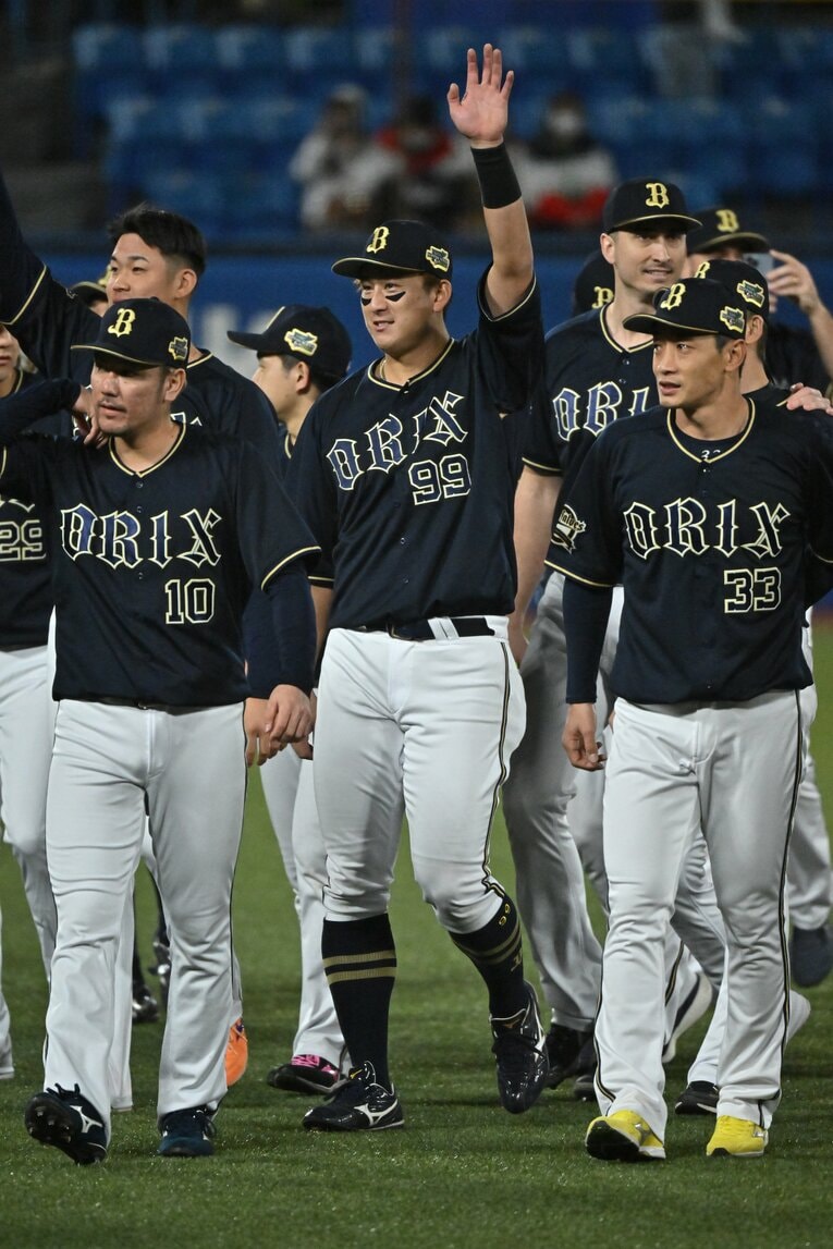 優勝を決めファンに挨拶するオリックスの選手たち　©︎Hideki Sugiyama