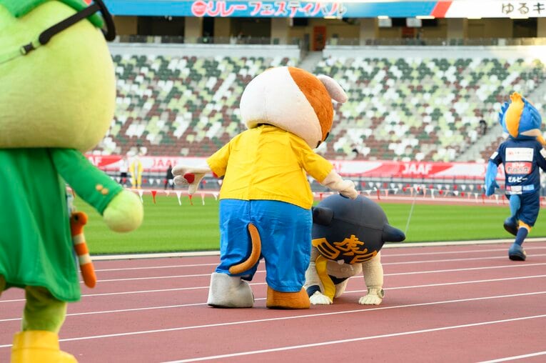 なんとか起き上がったカモ虎課長は得意技の「土下座」を繰り出す　©Hirofumi Kamaya