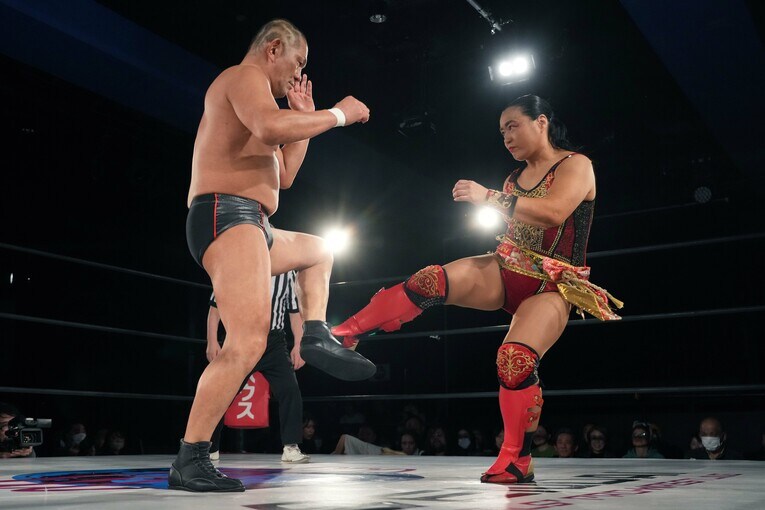 里村明衣子もローキックを打ち返す　©Essei Hara