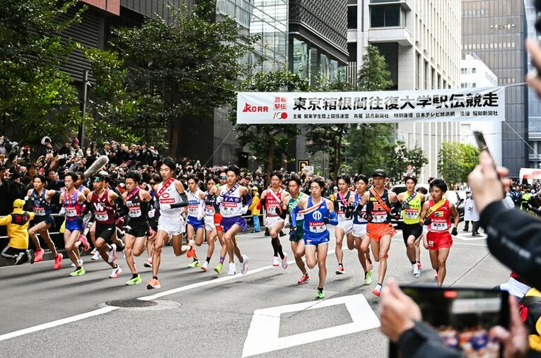 今年で100回を迎えた箱根駅伝。初めてテレビ中継された1979年は、東京12チャンネル（現テレビ東京）が放送していた ／ photograph by Yuki Suenaga