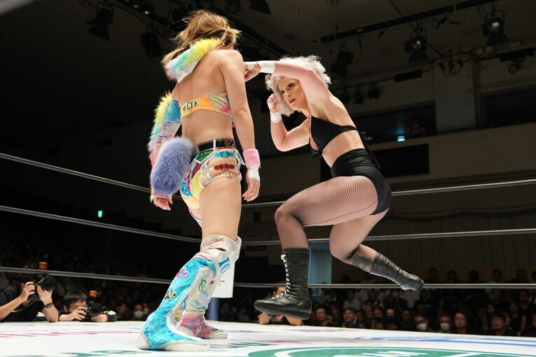 岩谷麻優にパンチを放つトニー・ストーム　©Masashi Hara