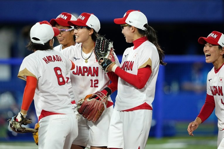 6回裏、ショート渥美万奈（12番）のダブルプレーが日本代表を救った　©JIJI PRESS