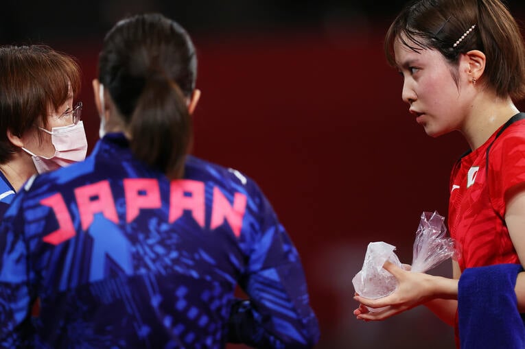 馬場監督の話を真剣に聞く平野　©︎Naoki Morita/AFLO SPORT