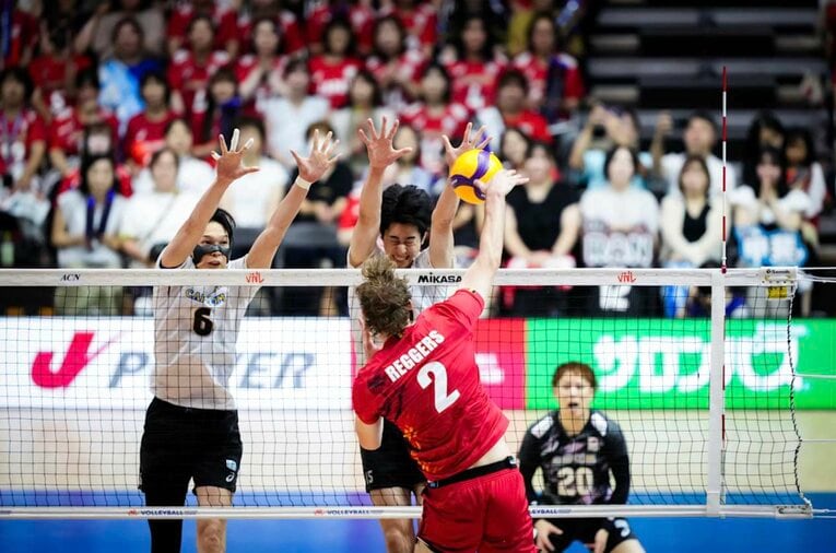 山内晶大、甲斐優斗（VNLベルギー戦）©Volleyball World