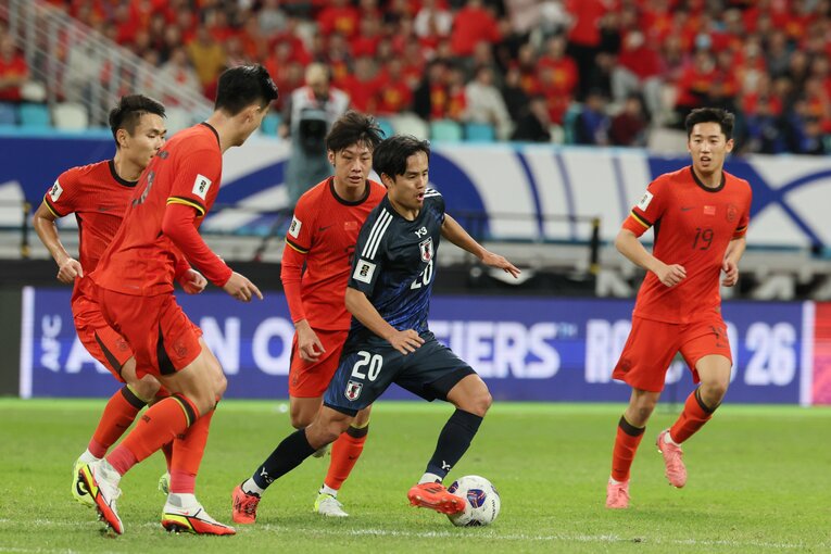 久保は中国守備陣に取り囲まれても冷静かつスキルフルにプレーした　©JIJI PRESS