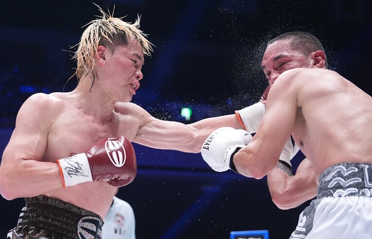 エストラーダの顔面をとらえる那須川天心の左。「しっかり打つ」ことを徹底した　©Naoki Fukuda