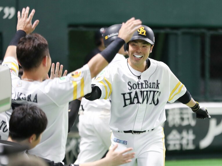 交流戦の打率4割台の近藤　©JIJI PRESS