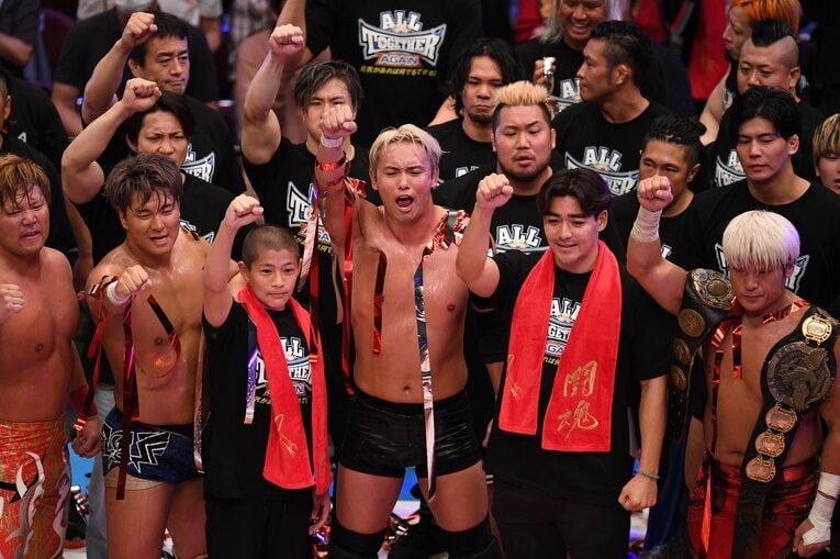 拳を突き上げるオカダ・カズチカ