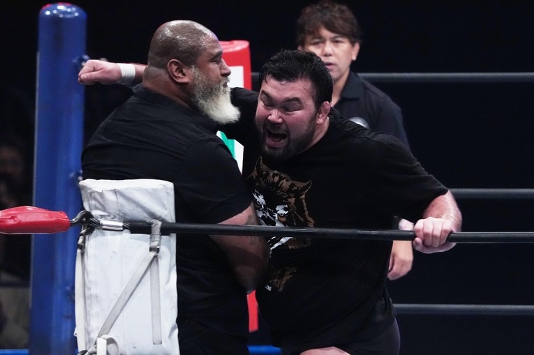 ドン・ファレにラリアットを放つウルフアロン。5月3日、福岡国際センター　©Essei Hara