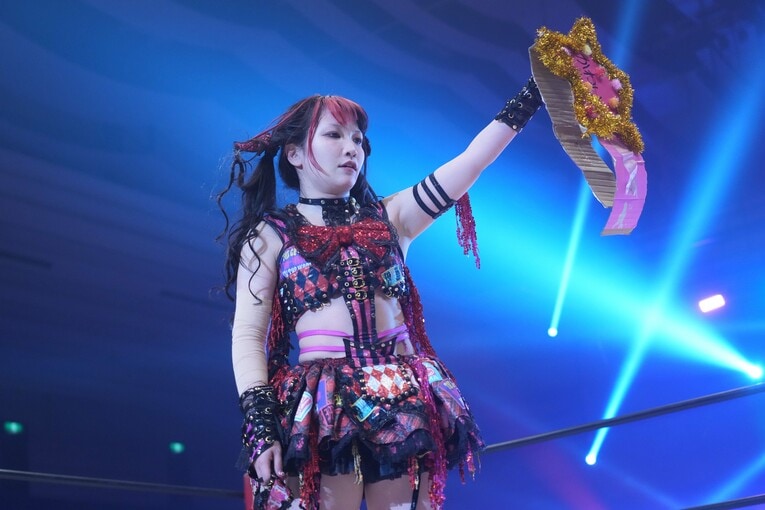 “かわいい・オブ・かわいい”のベルトを掲げる伊藤麻希　©Essei Hara