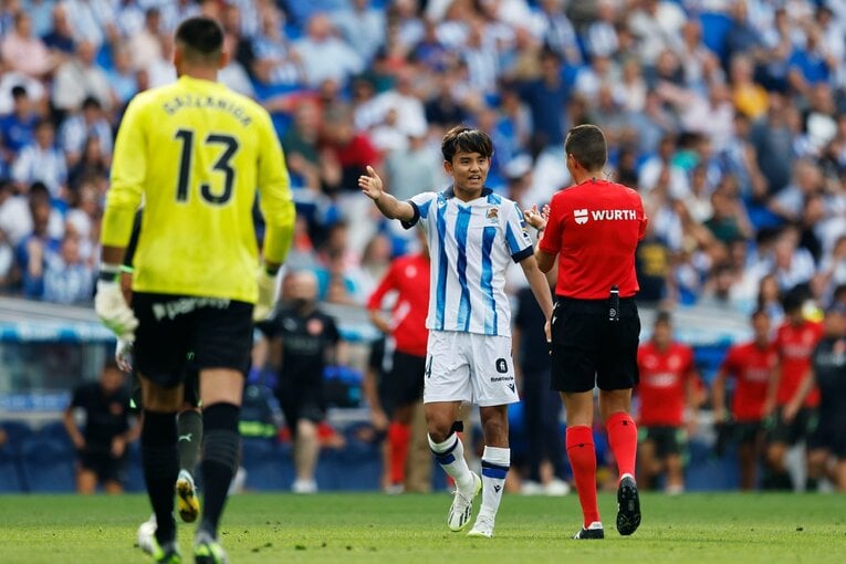 久保建英の“映像では見られない”「開幕ゴールの歓喜→顔を覆ってガッカリ」をカメラマンが撮った「ソシエダが勝ち切るためには久保の…」(16)