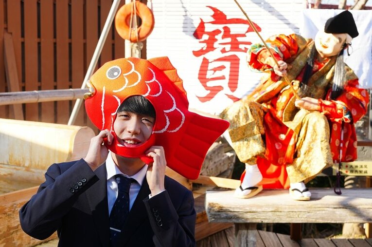 今年の第72期ALSOK杯王将戦第5局に勝利し、3勝2敗と防衛に王手をかけた藤井。翌朝の撮影では読みが外れ、まさかの被り物をすることに ／ photograph by SPORTS NIPPON