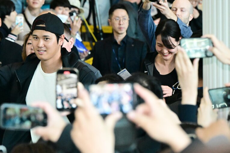 仁川国際空港に笑顔で降り立った2人　©AFLO