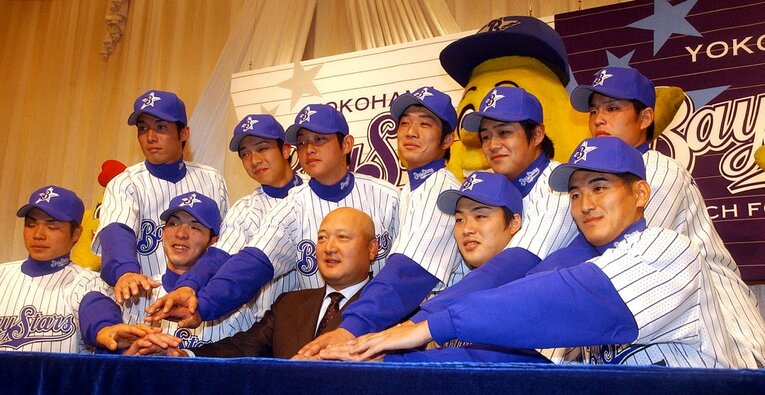 2002年、横浜の入団会見。後列左端が木村。前列左端に吉村裕基、山下大輔監督（前列中央）の右隣に村田修一。後列右から2番目には木村の盟友となる河野友軌の姿も　©SANKEI SHIMBUN