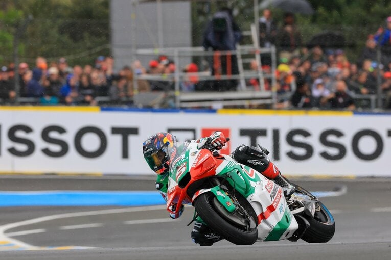 「何が起きたのかわからない」史上最多のル・マン大観衆の前で地元フランスのザルコが独走優勝！ 王者マルケスに大差をつけた“雨中のタイヤ選択”(9)