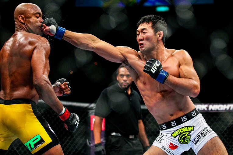 巧みなスウェイでパンチをクリーンヒットさせないアンデウソン・シウバ　©Susumu Nagao