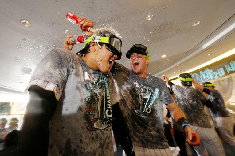 大谷翔平にビールを浴びせるヌートバー　©Getty Images