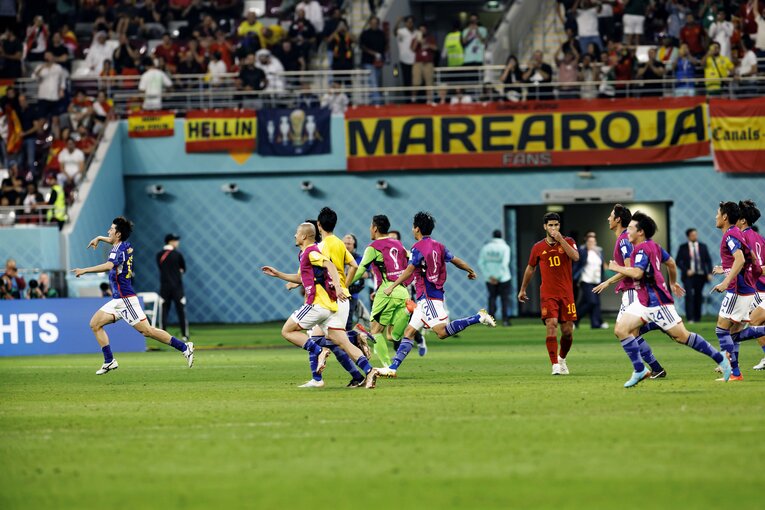 スペインに勝利し、全力ダッシュで権田のもとへ向かう川島　©Kiichi Matsumoto／JMPA