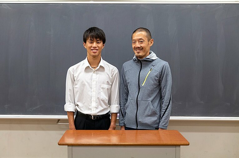 群馬・東京農大二高3年の石田洸介と陸上部顧問の城戸口直樹。撮影は石田の所属クラスの教室にて ／ photograph by Shota Matsumoto