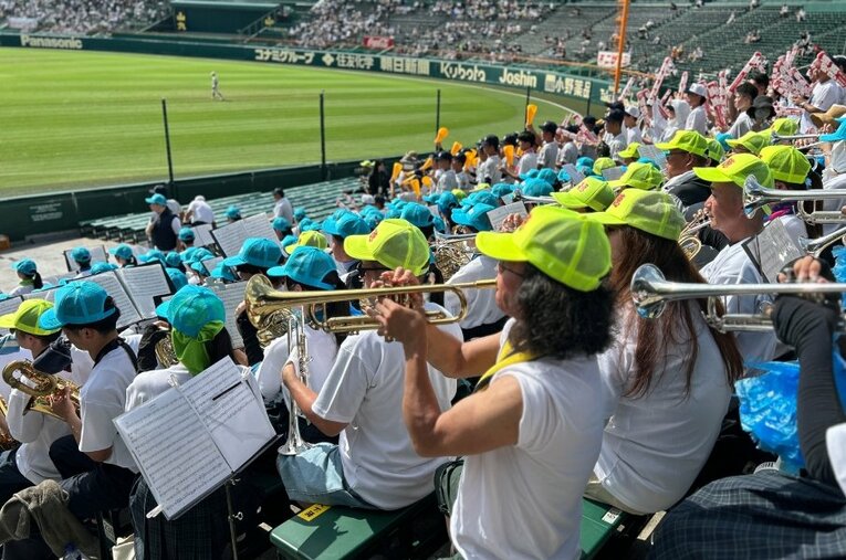 「明徳のトランペット、何者ですか？」。甲子園アルプスにいた“天才トランペットおじさん”とは（写真は明徳義塾アルプス） ／ photograph by Yukiko Umetsu