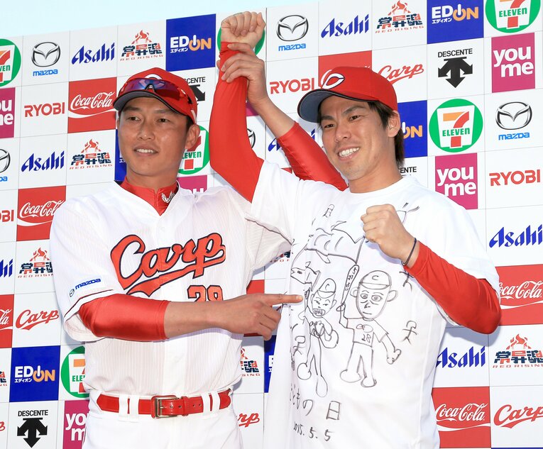 広島に復帰した2015年当時の新井監督（左）。5月5日には前田健太とともにお立ち台に上った　©JIJI PRESS