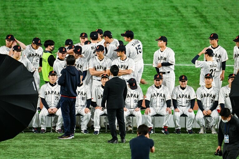 侍ジャパンの集合写真撮影にて。大谷、ヌートバーに挟まれた佐々木朗希も楽しそう？　©Nanae Suzuki