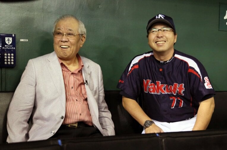 ヤクルトがセ・リーグ優勝を果たした2015年、試合前にベンチで真中満監督と談笑する野村克也氏 ／ photograph by Sankei Shimbun