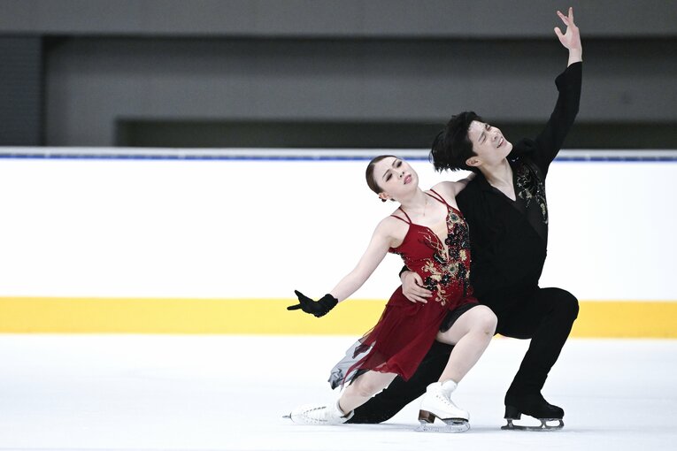 初の国際大会出場となった「木下グループ杯」で演技を行う紀平梨花・西山真瑚　©Asami Enomoto【スワイプするとそのほかの写真もご覧になれます】