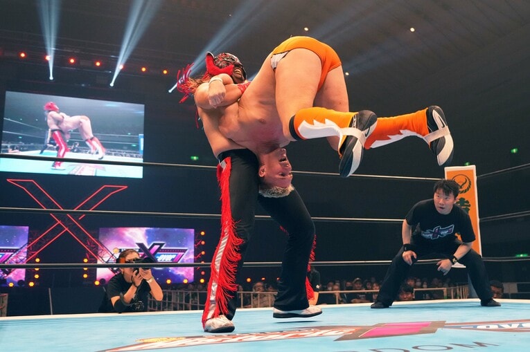 ザック・セイバーJr.を持ち上げるエル・デスペラード　©Essei Hara