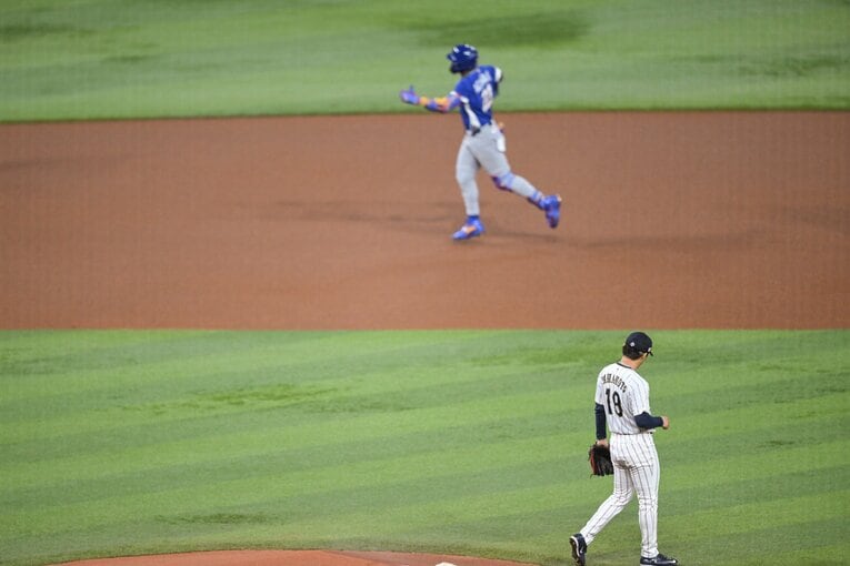 ベネズエラ戦1回、アクーニャJr.に先頭打者ホームランを浴びた山本由伸　©Nanae Suzuki