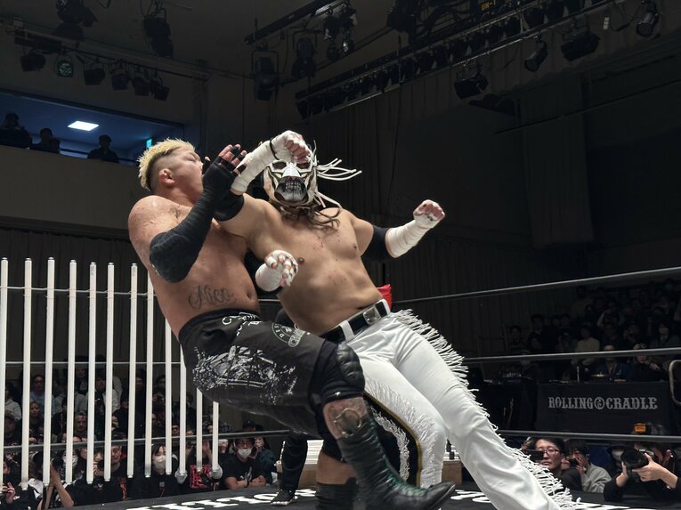 スワイプすると「エル・デスペラードvs葛西純」など激闘写真をご覧になれます　©Norihiro Hashimoto