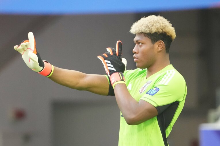 ベトナム戦での鈴木彩艶。「小さなミスが重なった」と自身のプレーを分析した　©Masashi Hara/Getty Images