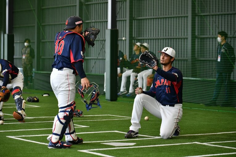 動きを交えながら甲斐に捕球について考えを伝えるダルビッシュ　©︎Hideki Sugiyama