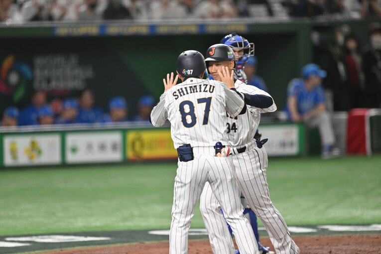 WBC第1号は、ボールがバットに吸い付くような吉田らしいスイングで東京ドームのライトスタンドへ　©︎Naoya Sanuki