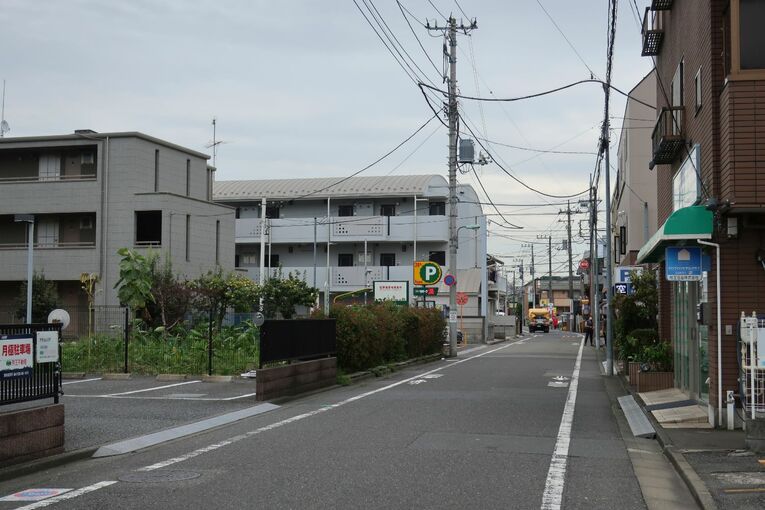 飛田給駅のまわりは住宅街が広がる