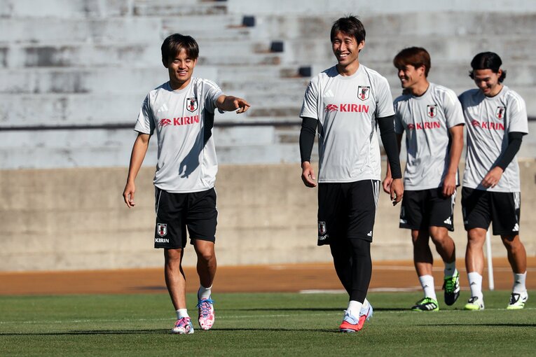 練習中に談笑する久保建英と鎌田大地　©JIJI PRESS