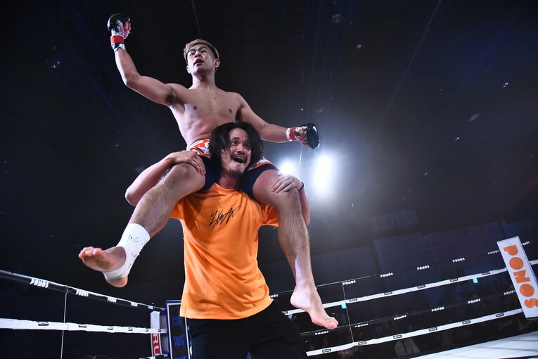 勝利をアピールするYA-MAN　©RISE CREATION