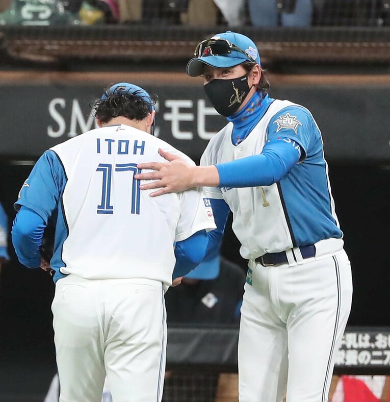 9回途中6失点で降板した伊藤大海をベンチで出迎えた新庄剛志監督　©︎SANKEI SHIMBUN