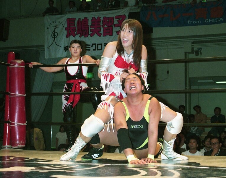 青野敬子をいたぶる大向美智子（LLPW時代の試合写真）【スワイプするとそのほかの写真もご覧になれます】　©東京スポーツ新聞社