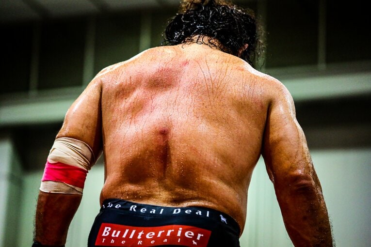 汗だらけの関根の背中　©Susumu Nagao