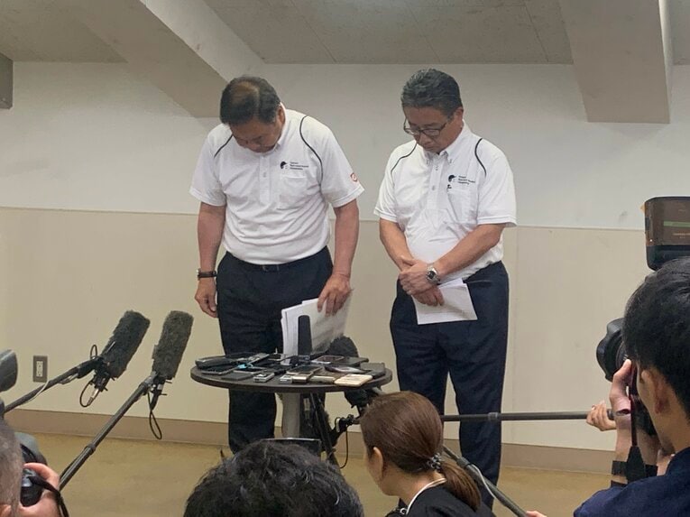 会見で頭を下げる寶大会副会長（左）。寶は高野連の会長でもある　©Genki Taguchi