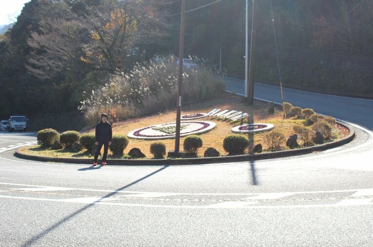 箱根駅伝5区の名所のひとつ・大平台のヘアピンカーブで。元長距離ランナーのお笑い芸人・松下慎平が「山上り区間」の踏破に挑んだ ／ photograph by Number Web