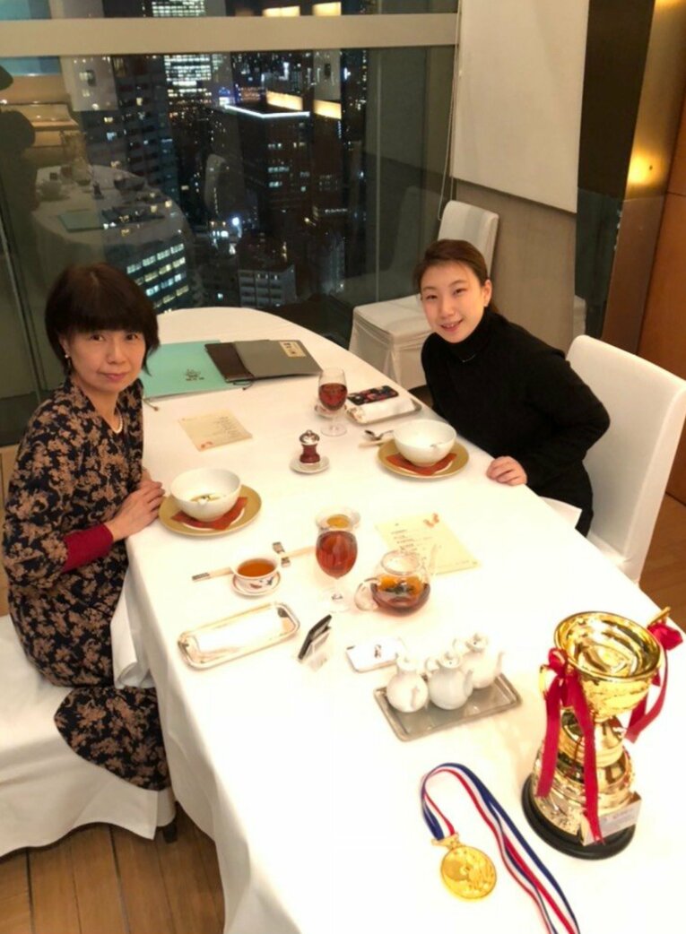 2018年香港オープン優勝を祝って（母・洋美さん提供）