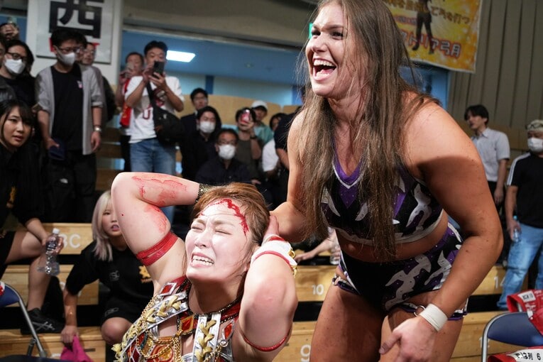 流血したSareeeを場外で攻めるボジラ　©Essei Hara