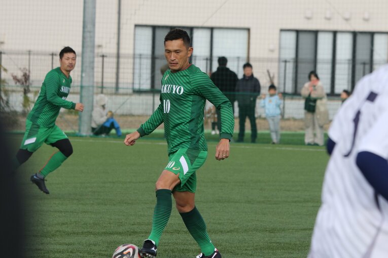 昨季限りで現役を引退した青山敏弘。母校のユニフォームを着て、区切りをつけた　©︎Takahito Ando